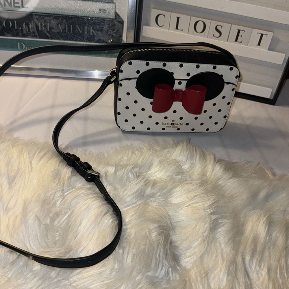 Kate Spade Disney x Minnie Mouse Camera Bag Crossbody Purse Bow Polka Dots EUC - Picture 2 of 12